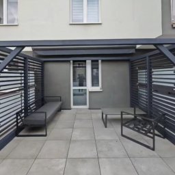 Self Made - Damian Greiss - Taras z ruchomymi ściankami ażurowymi pokryty poliwęglanem