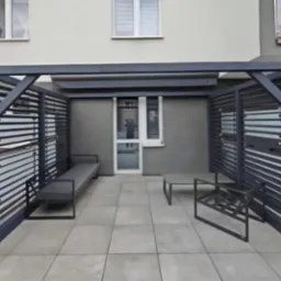 Taras z ruchomymi ściankami ażurowymi pokryty poliwęglanem