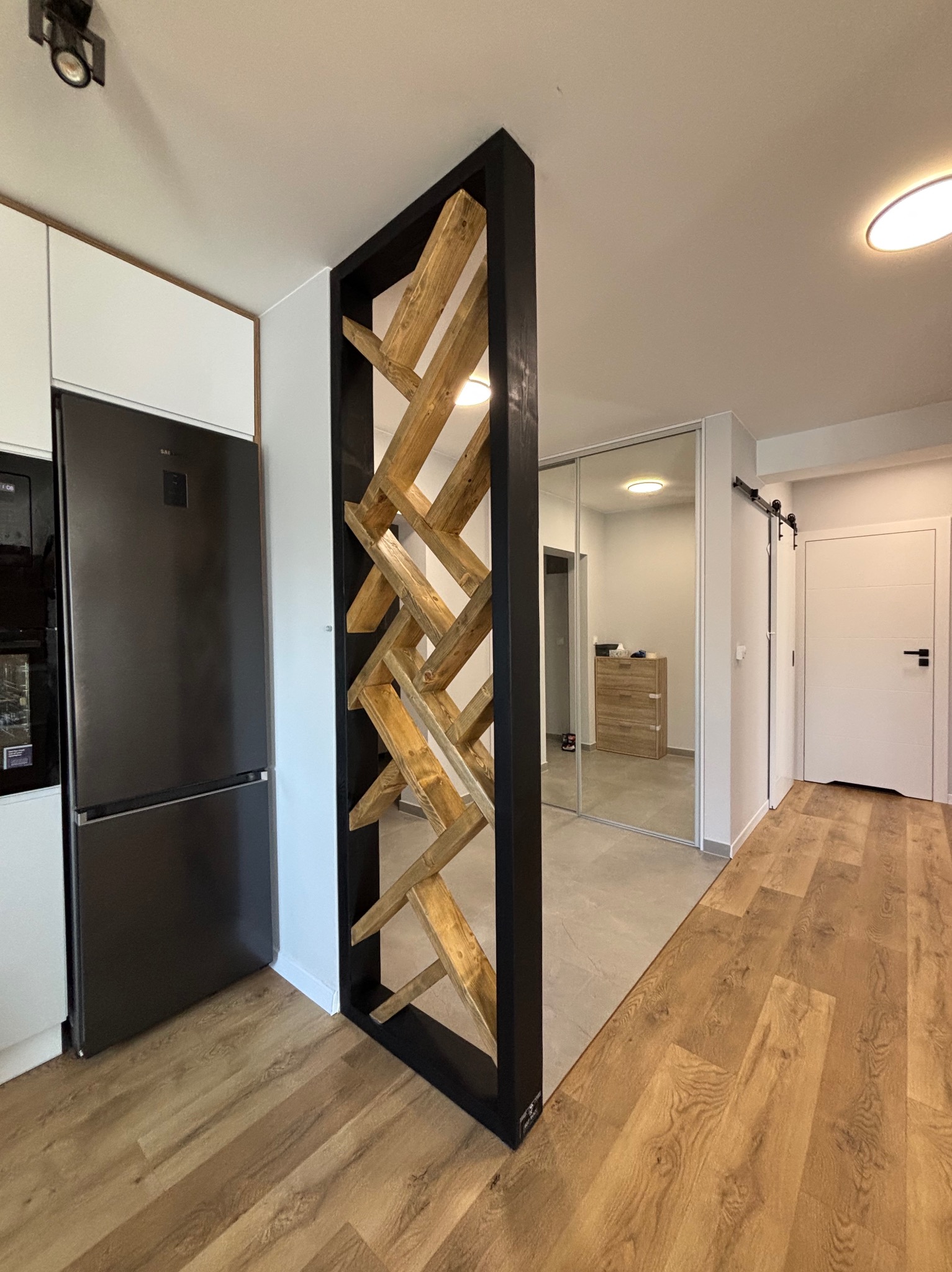 Ścianka działowa pomiędzy przedpokojem a kuchnią