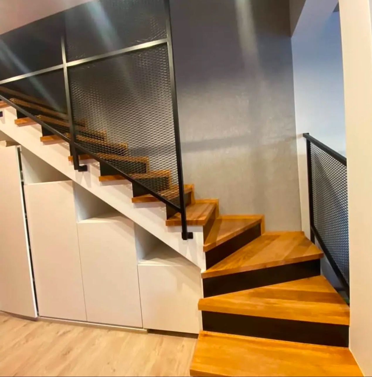 Schody dębowe z czarnymi szklanymi podstopnicami wraz z balustradą