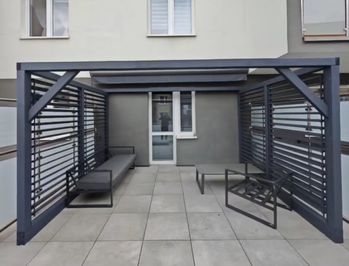 Taras z ruchomymi ściankami ażurowymi pokryty poliwęglanem