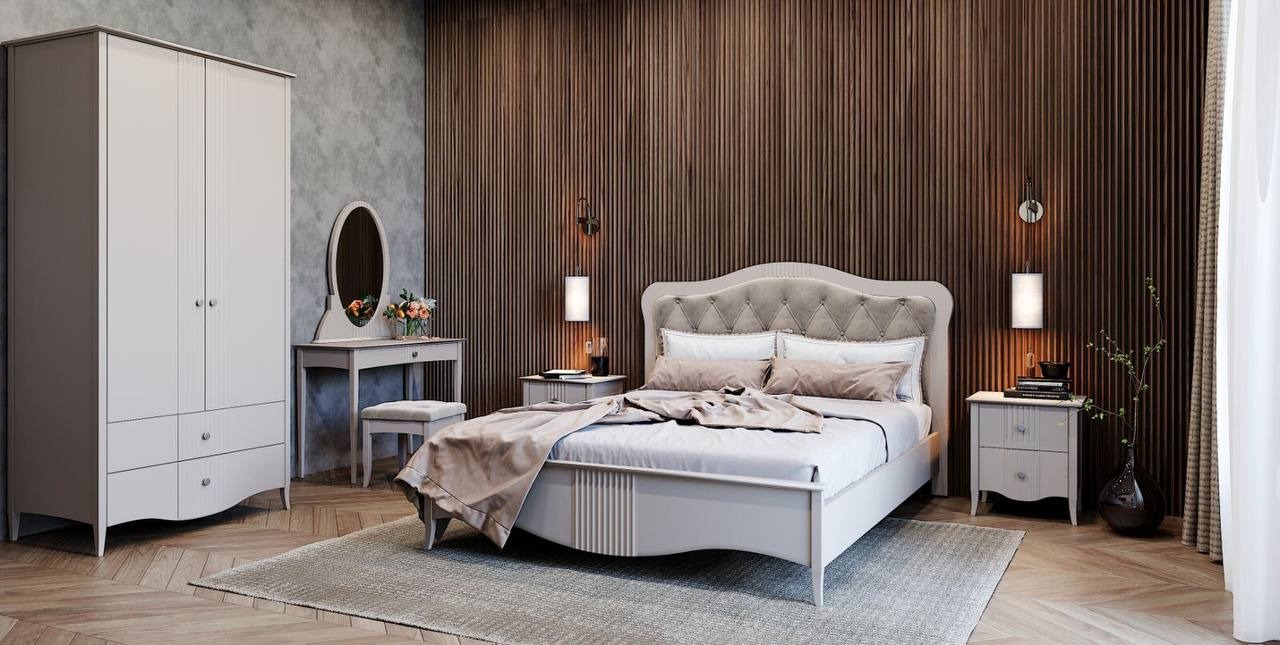 Elegancka sypialnia w odcieniach szarości i brązu: łóżko z tapicerowanym zagłówkiem, szafka nocna z lampką, toaletka z lustrem i duża szafa. Drewniana ściana i parkiet.