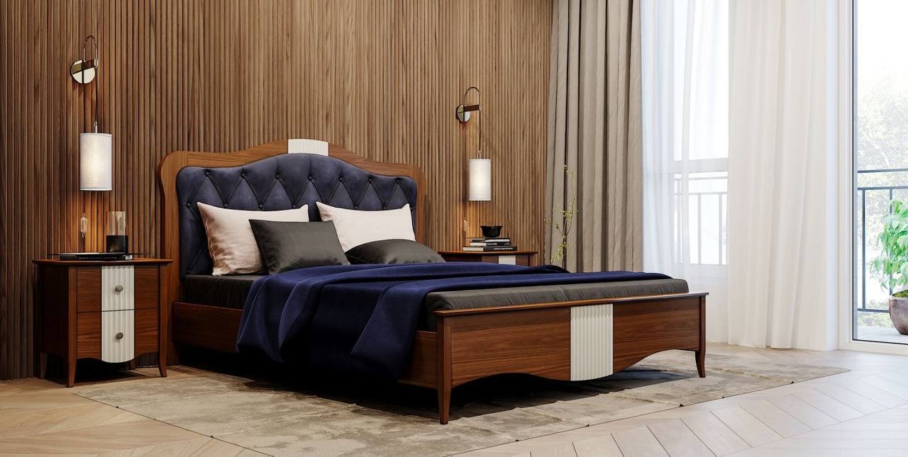 Elegancka sypialnia z drewnianą boazerią, łóżkiem z aksamitnym zagłówkiem i szafkami nocnymi z lampkami. Parkiet w jodełkę i balkon z widokiem na zieleń.