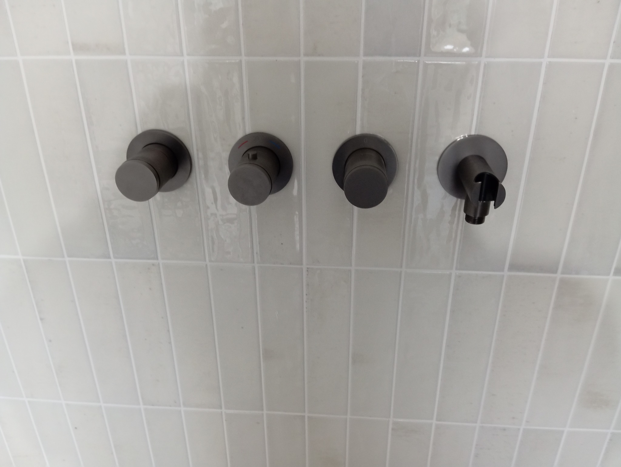 bateria prysznica wbudowana w ścianie