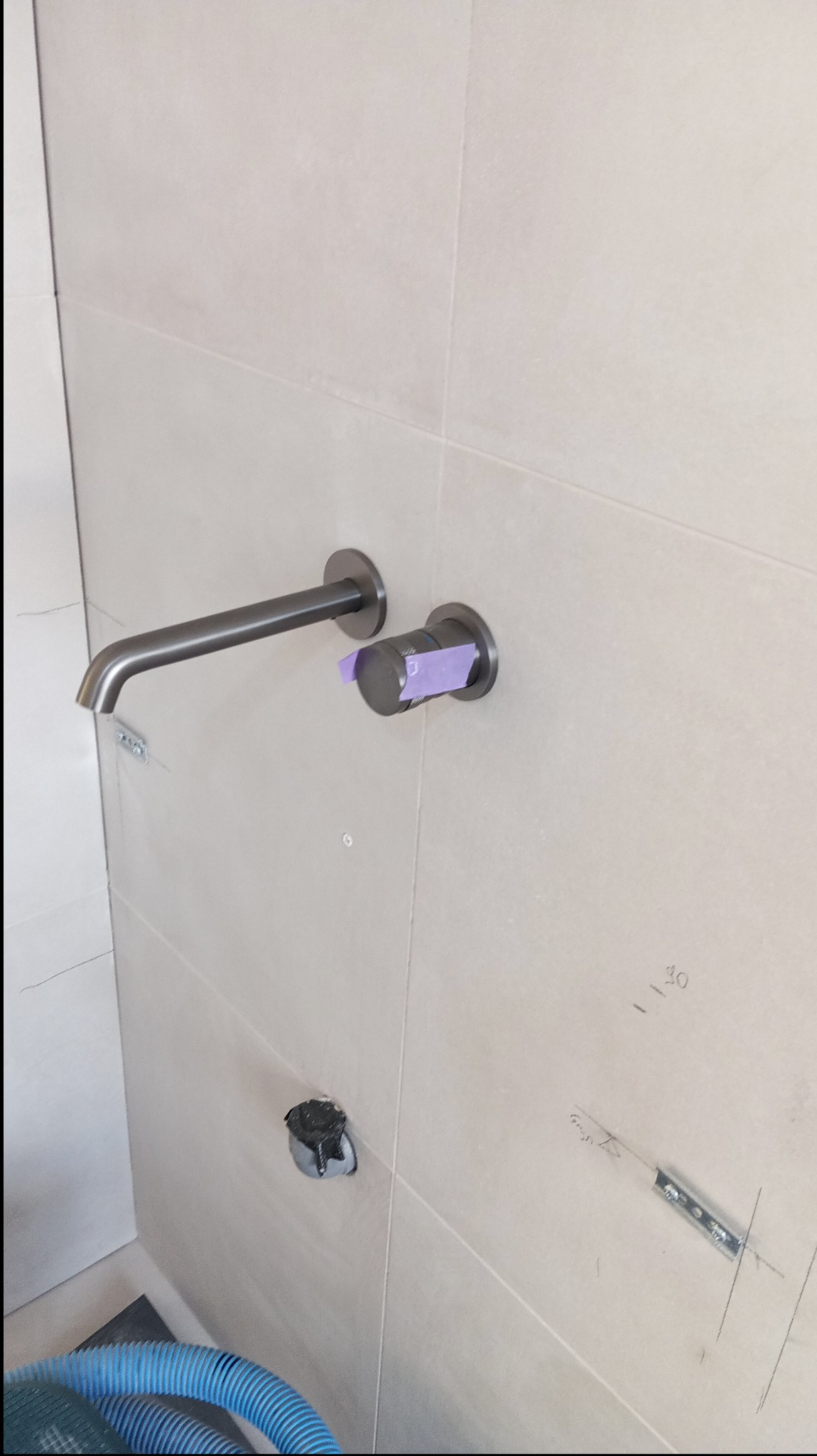 bateria umywalki wbudowana w ścianie