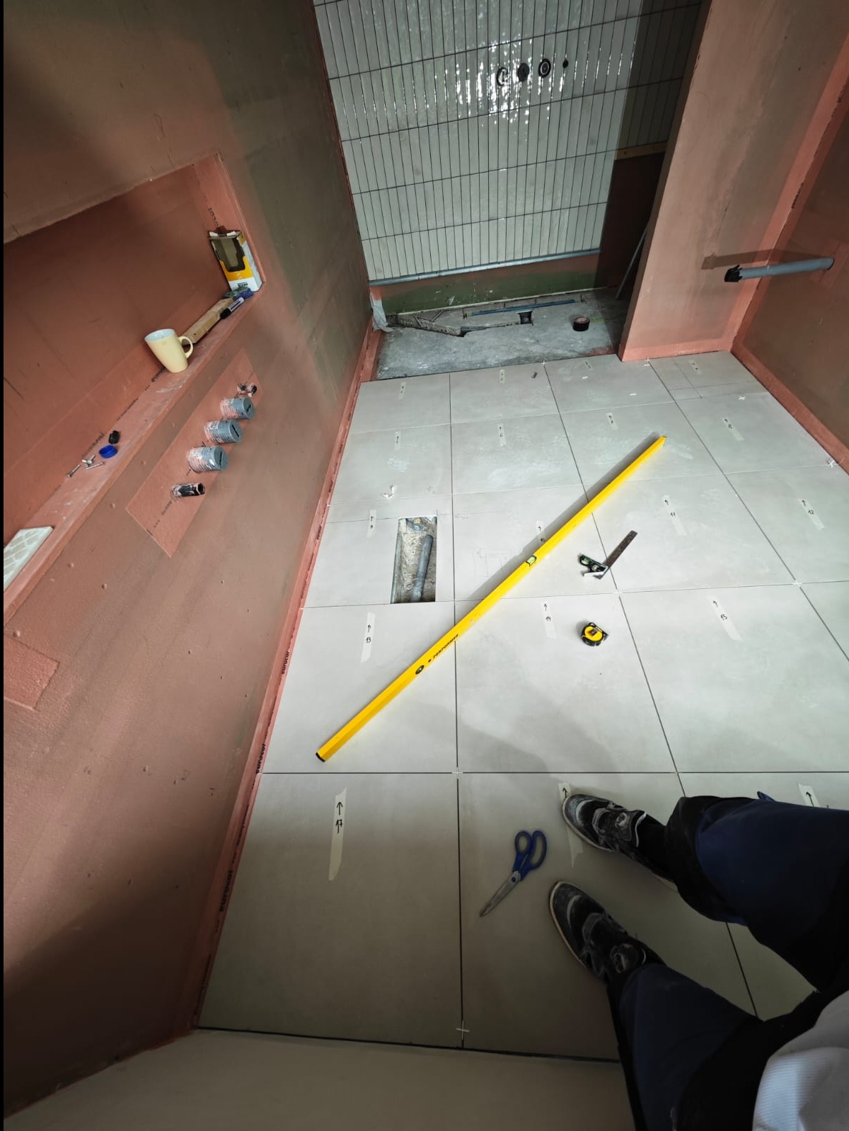 łazienka z prysznicem w trakcie prac