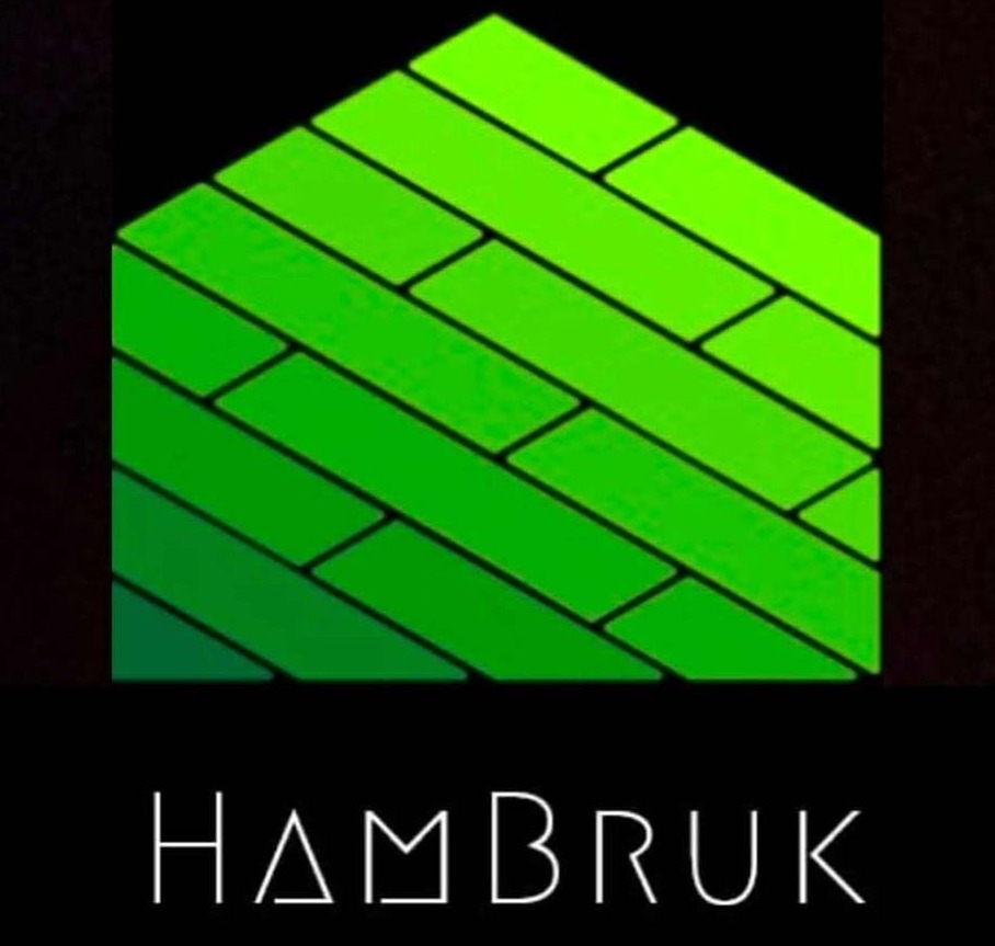 Graficzne logo firmy HAMBRUK z zielonym motywem kostki brukowej ułożonej pod kątem, na ciemnym tle. Minimalistyczny font nazwy firmy.