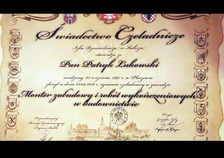 Skan świadectwa czeladniczego dla Pana Patryka Lukowskiego w zawodzie montera zabudowy i robót wykończeniowych w budownictwie, wydanego przez Izbę Rzemieślniczą w Kaliszu, z ozdobnymi herbami po...