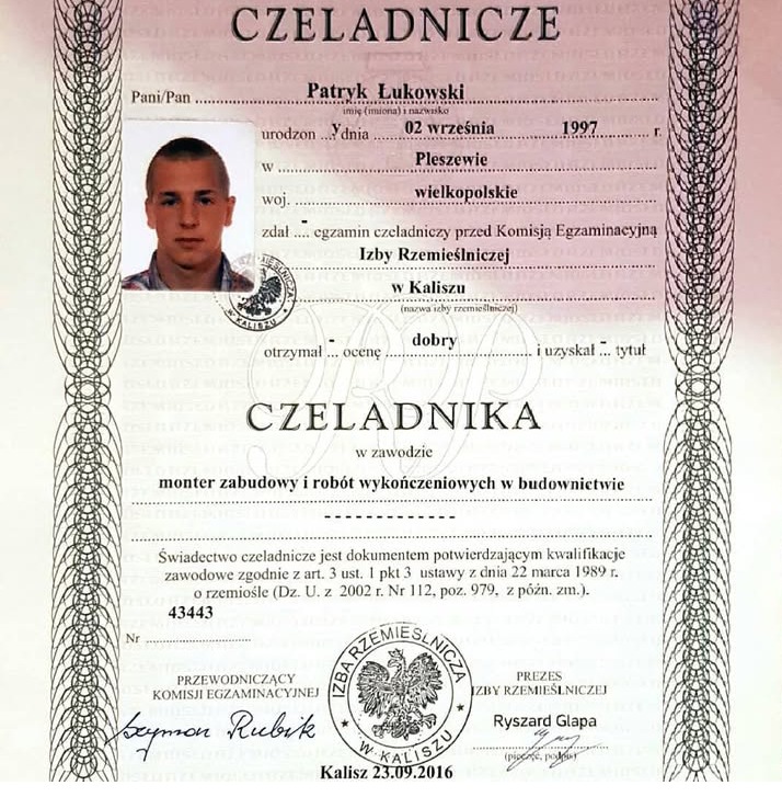 Skan świadectwa czeladniczego Patryka Łukowskiego z 23.09.2016, potwierdzającego kwalifikacje montera zabudowy i robót wykończeniowych w budownictwie, z pieczęcią Izby Rzemieślniczej w Kaliszu.
