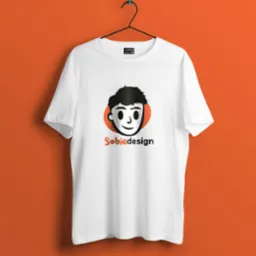 Biała koszulka z czarnym logo stylizowanym na portret i pomarańczowym akcentem, wisząca na wieszaku na tle pomarańczowej ściany.