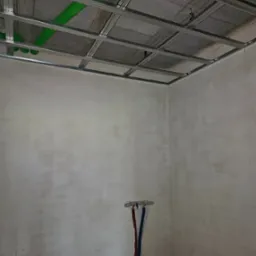 Stelaż sufitu podwieszanego z instalacją wentylacyjną w Gorzowie Wielkopolskim. Widoczne profile i rury wentylacyjne pod betonowym stropem.