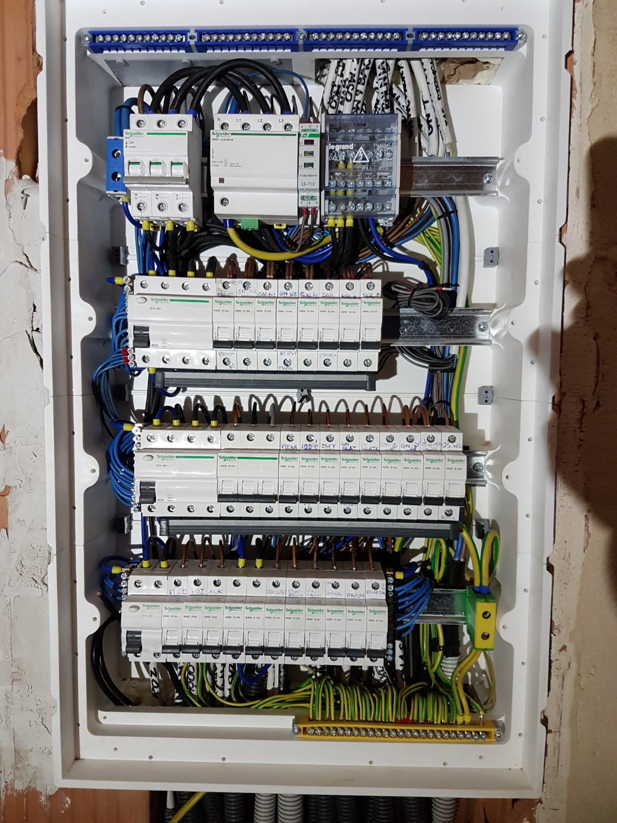 Rozdzielnica elektryczna z zainstalowanymi bezpiecznikami i okablowaniem, widok z góry, ukazujący precyzję wykonania i dbałość o detale w instalacji.