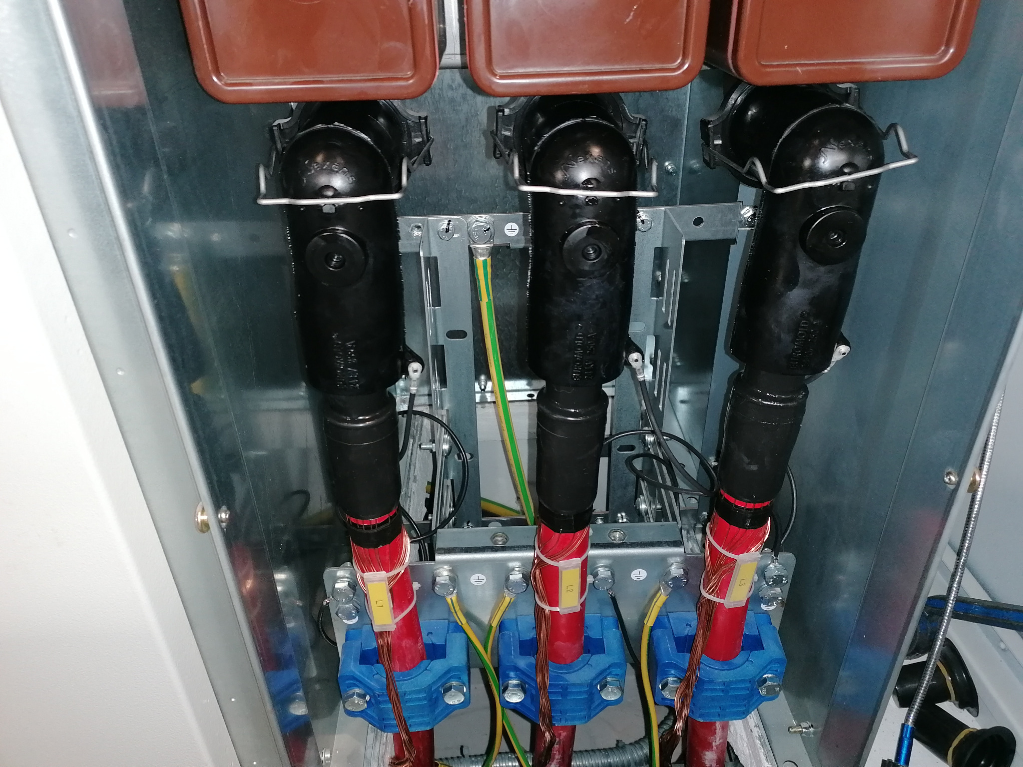 montaż głowic w rozdzielnicy średniego napięcia