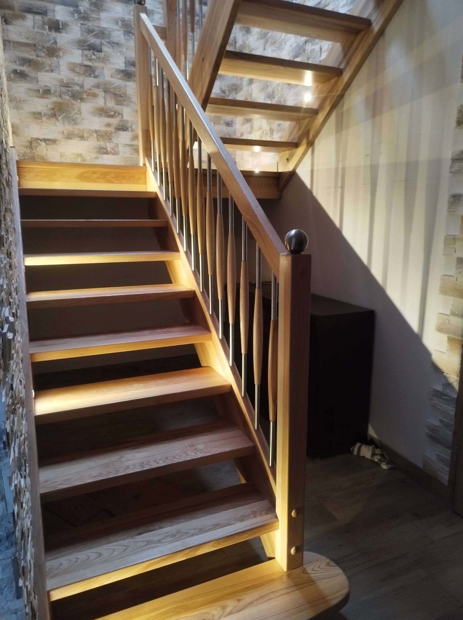 Schody jesionowe z podestem