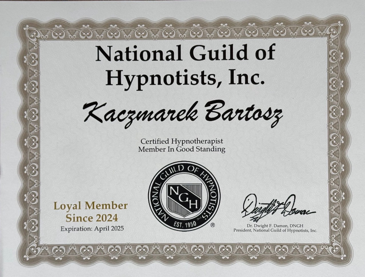 Certyfikat 'National Guild of Hypnotists, Inc.' dla Kaczmarka Bartosza, potwierdzający status certyfikowanego hipnoterapeuty, ważny do kwietnia 2025, z ozdobną ramką i pieczęcią.