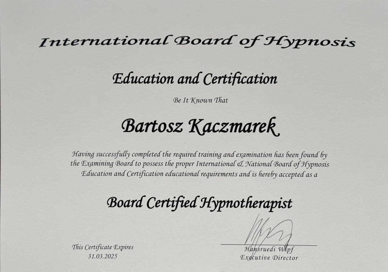 Skan certyfikatu Board Certified Hypnotherapist wydanego przez International Board of Hypnosis na imię Bartosz Kaczmarek, ważny do 31.03.2025, podpisany przez Hansruedi Wipf, Executive Director.