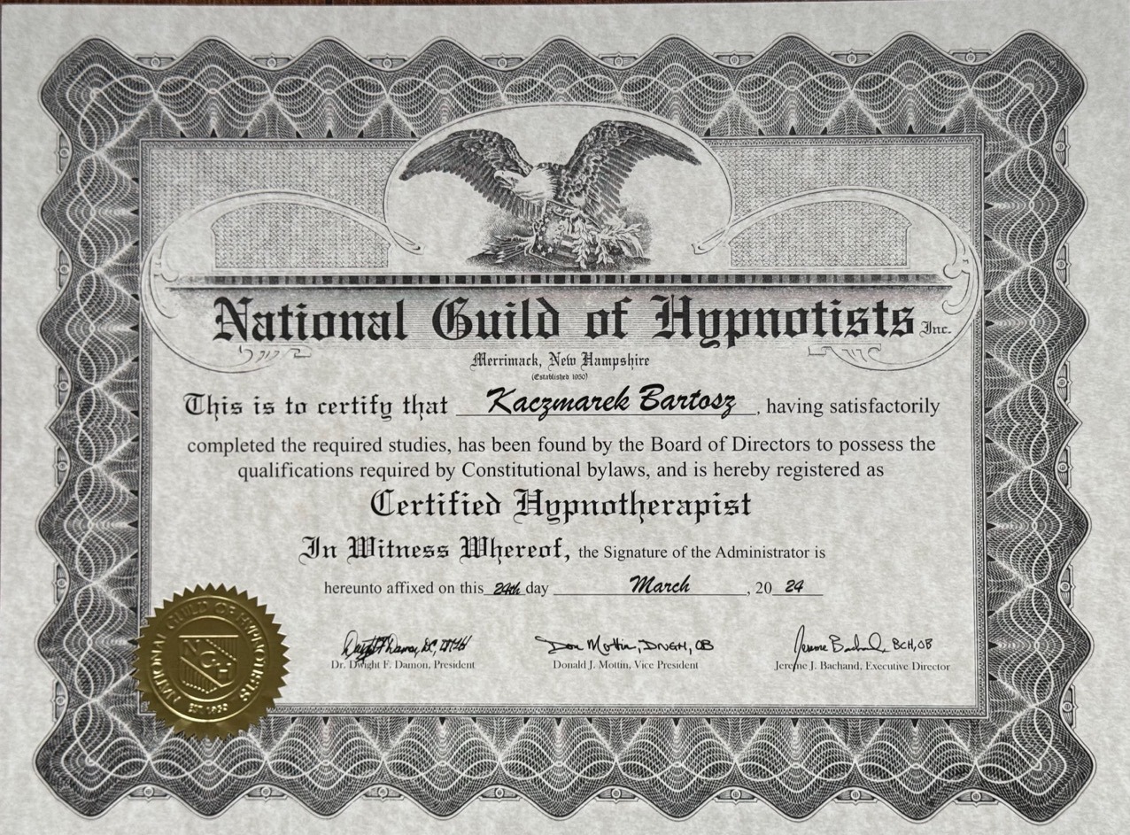 Certyfikat ukończenia kursu i uzyskania uprawnień certyfikowanego hipnoterapeuty przez Bartosz Kaczmarek, wydany przez National Guild of Hypnotists, z datą 24 marca 2024.