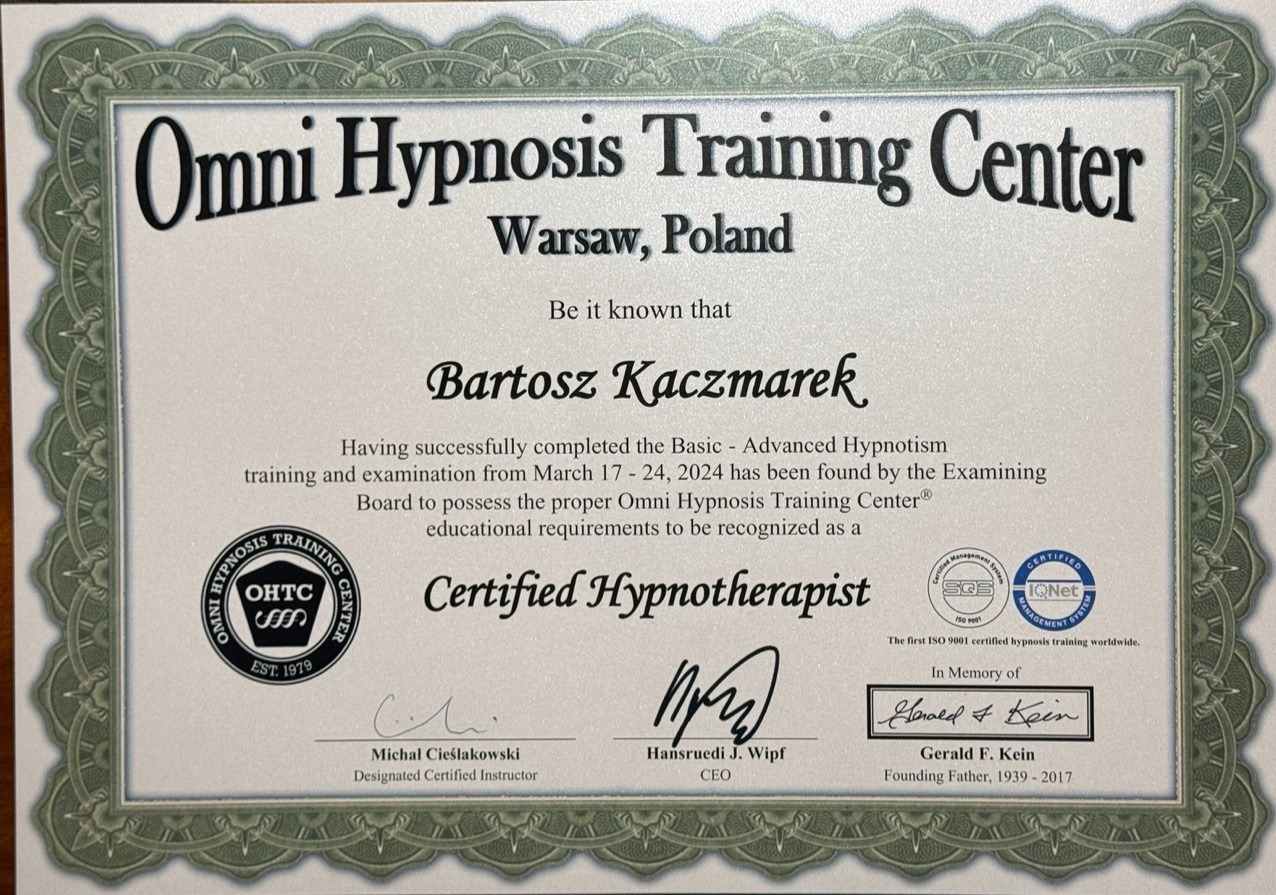 Certyfikat ukończenia szkolenia Omni Hypnosis Training Center w Warszawie, potwierdzający kwalifikacje jako certyfikowany hipnoterapeuta dla Bartosza Kaczmarka, z podpisami instruktora i CEO.