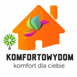 Graficzne logo firmy z pomarańczowym domem, stylizowanym drzewem i ptakiem w barwach gradientu, pod którym widnieje napis 'KOMFORTOWYDOM' oraz 'komfort dla ciebie'.