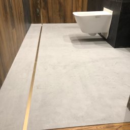 KB Żywice Białystok Karol Bezubik - Mikrocement w łazience ze wstawką ceramiczną