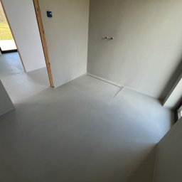 KB Żywice Białystok Karol Bezubik - Mikrocenet na całej powierzchni łazienki- ściany oraz podłoga ze spływem liniowym