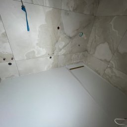 Łazienka z żywicą na posadzce oraz w brodziku prysznicowym z spływem liniowym