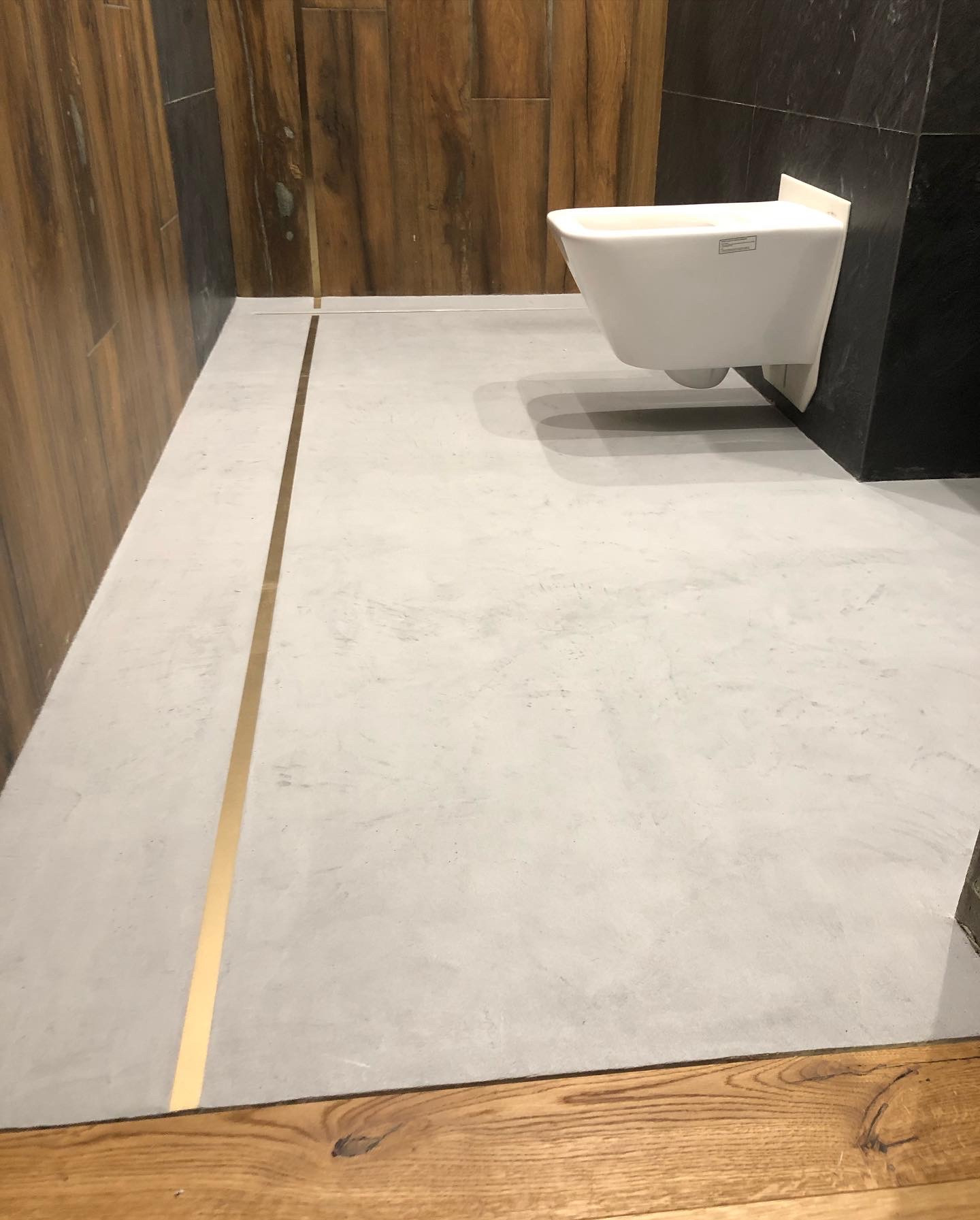 Mikrocement w łazience ze wstawką ceramiczną