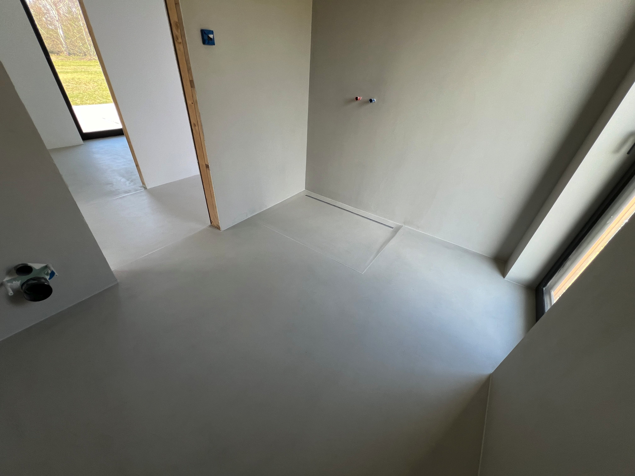 Mikrocenet na całej powierzchni łazienki- ściany oraz podłoga ze spływem liniowym