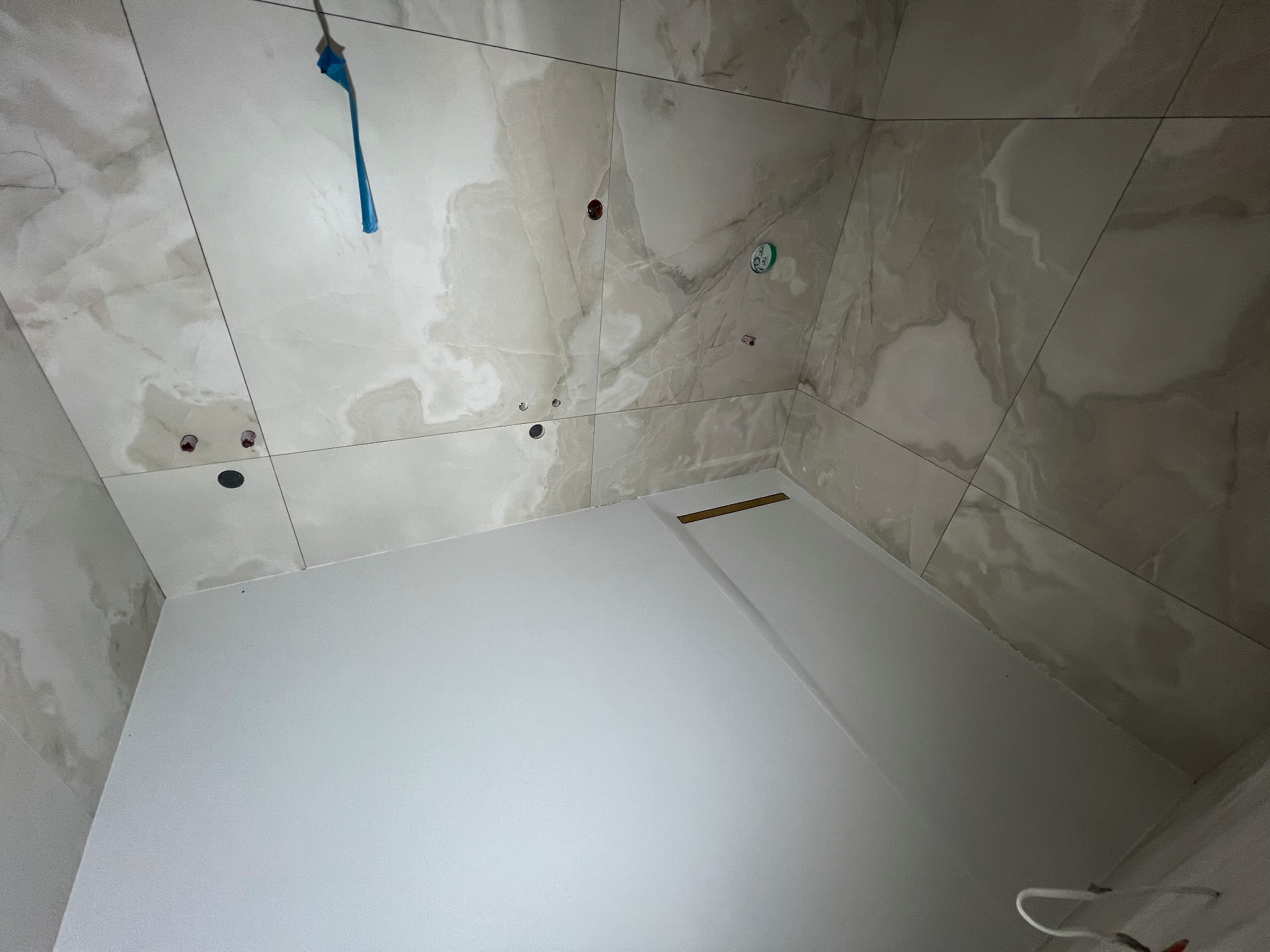 Łazienka z żywicą na posadzce oraz w brodziku prysznicowym z spływem liniowym