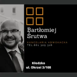 Portret uśmiechniętego adwokata Bartłomieja Śrutwy obok logo i danych kontaktowych kancelarii w Kłodzku.