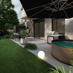 OgrodoWOW - Wizualizacja nowoczesnego ogrodu z jacuzzi, grillem, meblami ogrodowymi i oświetleniem, widok na trawnik i roślinność ozdobną.