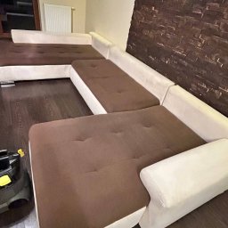 LAVIAN - Czyszczenie narożnika z brązowymi siedziskami i jasnymi bokami we Wrocławiu, z widocznym odkurzaczem na podłodze, sugerujące proces czyszczenia.