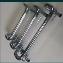 Trzy identyczne, chromowane poręcze z uchwytami, ułożone równolegle na jasnym tle, prezentujące metalową konstrukcję z zakrzywionymi elementami i dodatkowymi wspornikami.