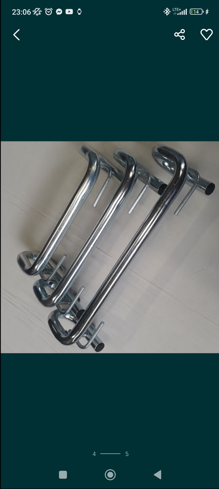 Trzy identyczne, chromowane poręcze z uchwytami, ułożone równolegle na jasnym tle, prezentujące metalową konstrukcję z zakrzywionymi elementami i dodatkowymi wspornikami.