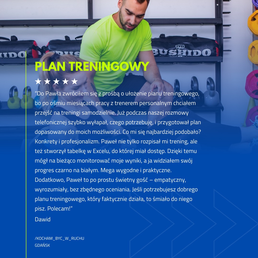 Mężczyzna w neonowej koszulce pochylony nad recenzją planu treningowego z pięcioma gwiazdkami, sprzęt do ćwiczeń w tle.