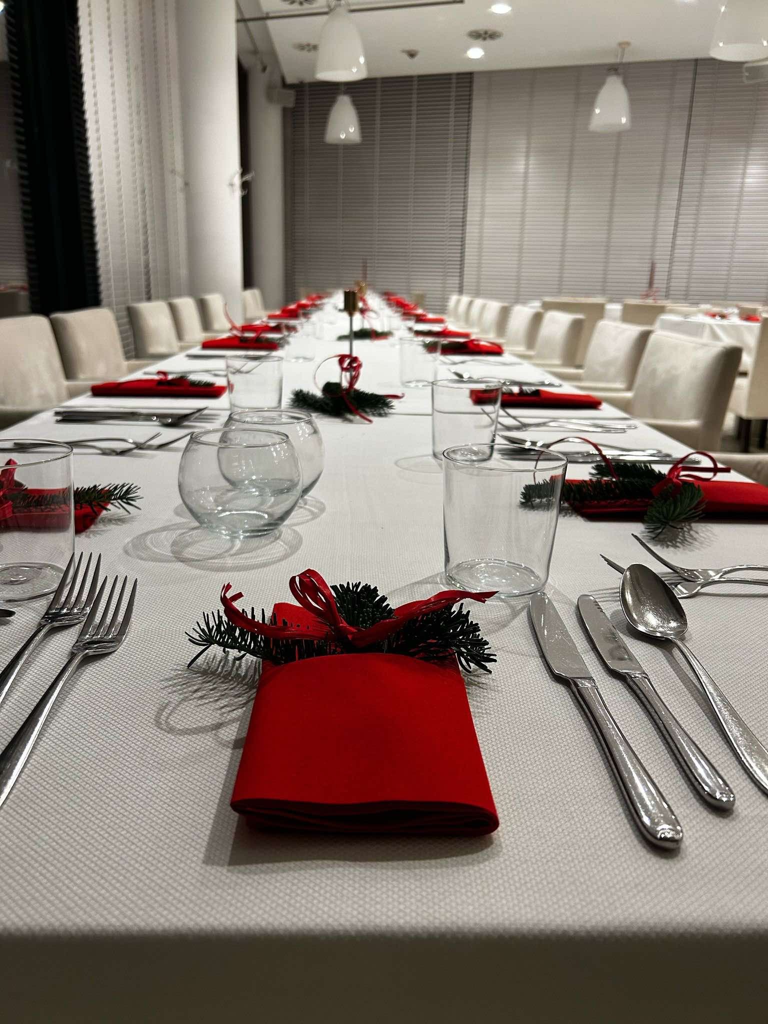 Wigilia firmowa 2023r. - kompleksowa organizacja imprezy firmowej wraz z atrakcjami.