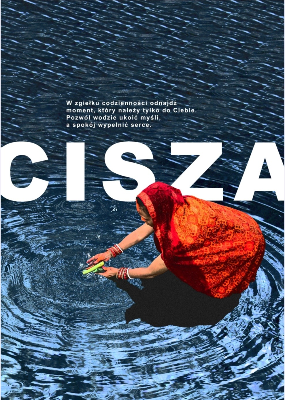 Kobieta w czerwonym sari zanurza ręce w wodzie, tworząc kręgi na powierzchni. Nad nią widnieje napis 'CISZA' i fragment tekstu o odnalezieniu spokoju.