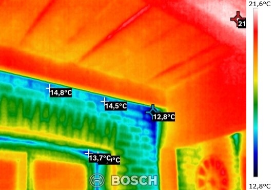 Termowizja fragmentu ściany i sufitu z zaznaczonymi punktami pomiaru temperatury, skala temperatur po prawej stronie, logo Bosch w dolnej części kadru.