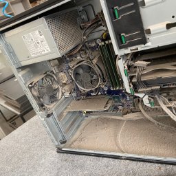 NET-ELEKTRA Krzysztof Godek - Wnętrze zakurzonego komputera stacjonarnego HP z widoczną płytą główną, wentylatorami, zasilaczem i kartą graficzną Nvidia Quadro K420.