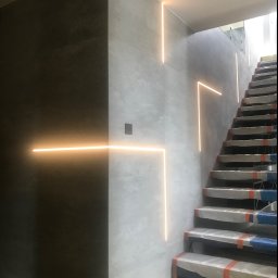 Perfect dom - Montaż gresu na ścianie ze schodami wraz z oświetleniem Led