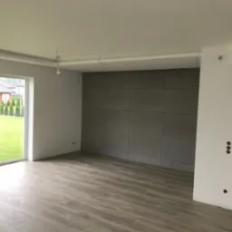 Montaz betonu architektonicznego oraz układanie gresu podłogowego (wykończenie kompleksowe domu)