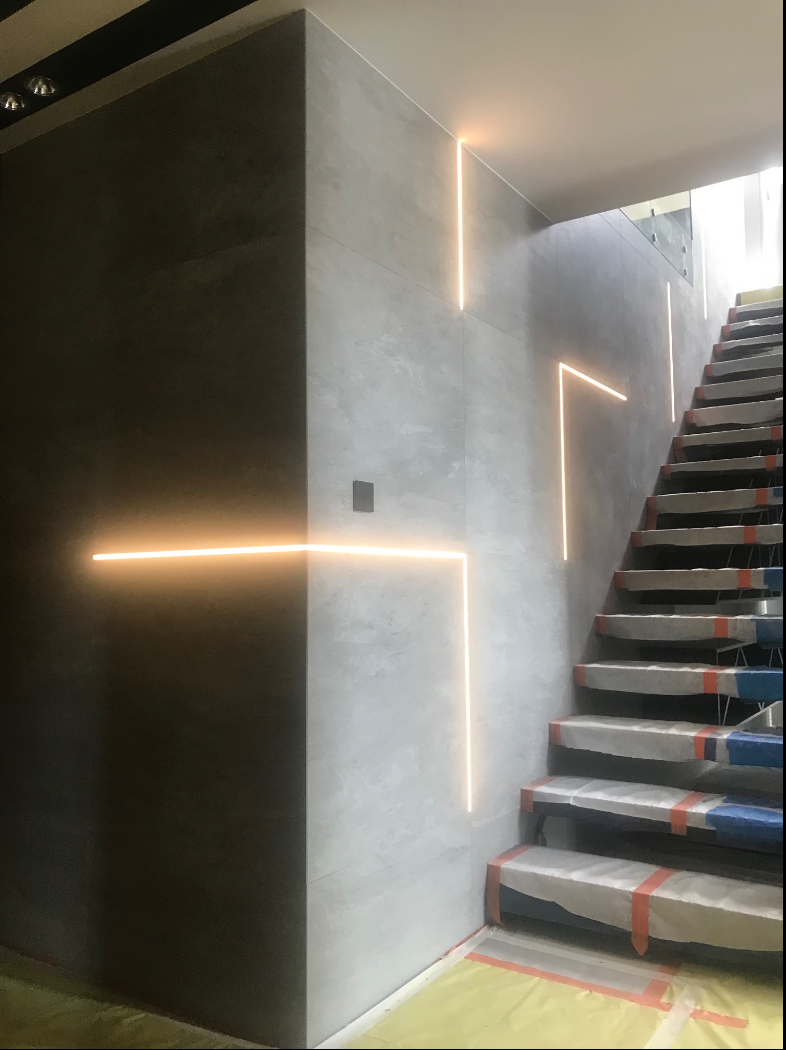 Montaż gresu na ścianie ze schodami wraz z oświetleniem Led