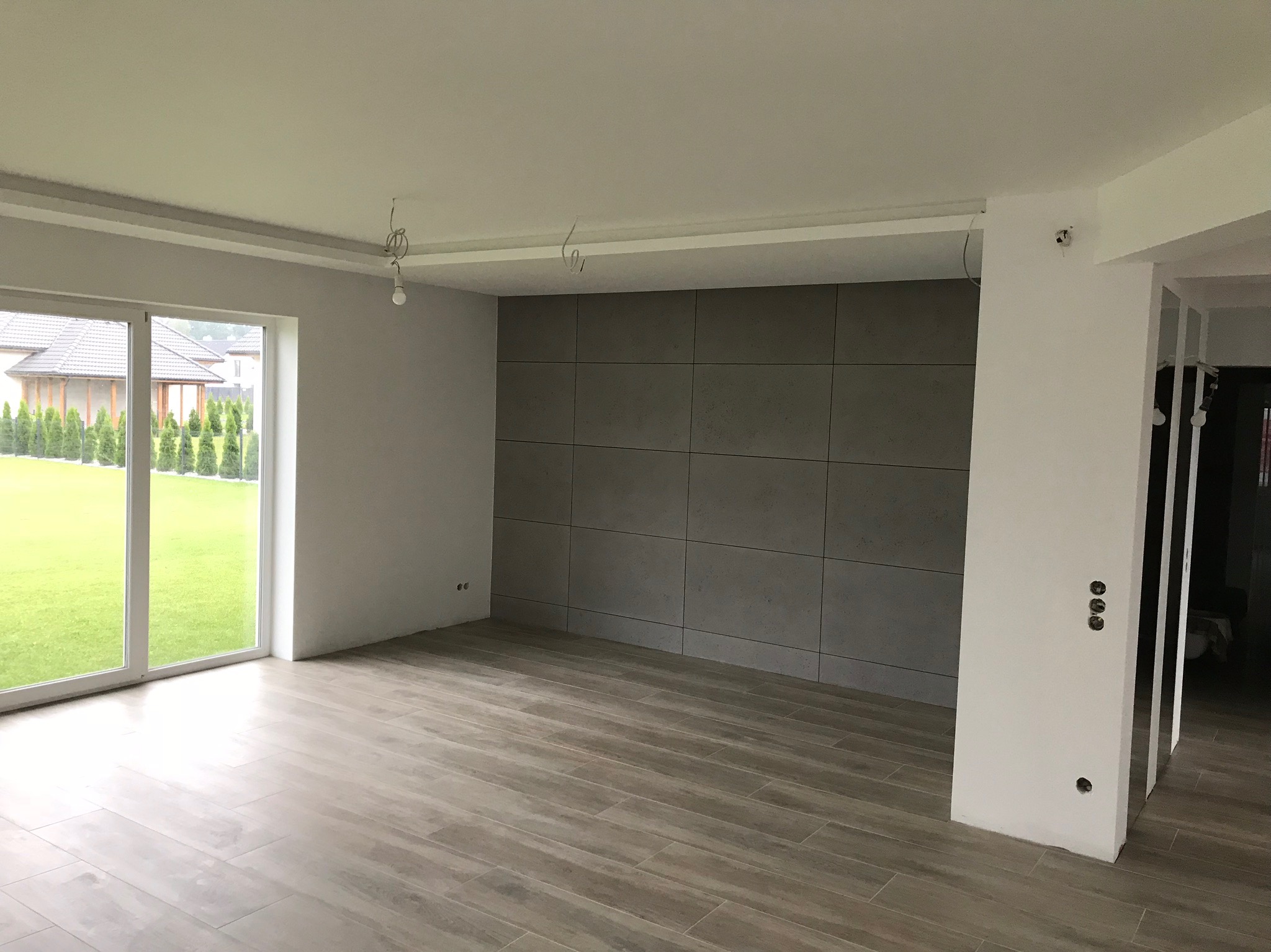 Montaz betonu architektonicznego oraz układanie gresu podłogowego (wykończenie kompleksowe domu)