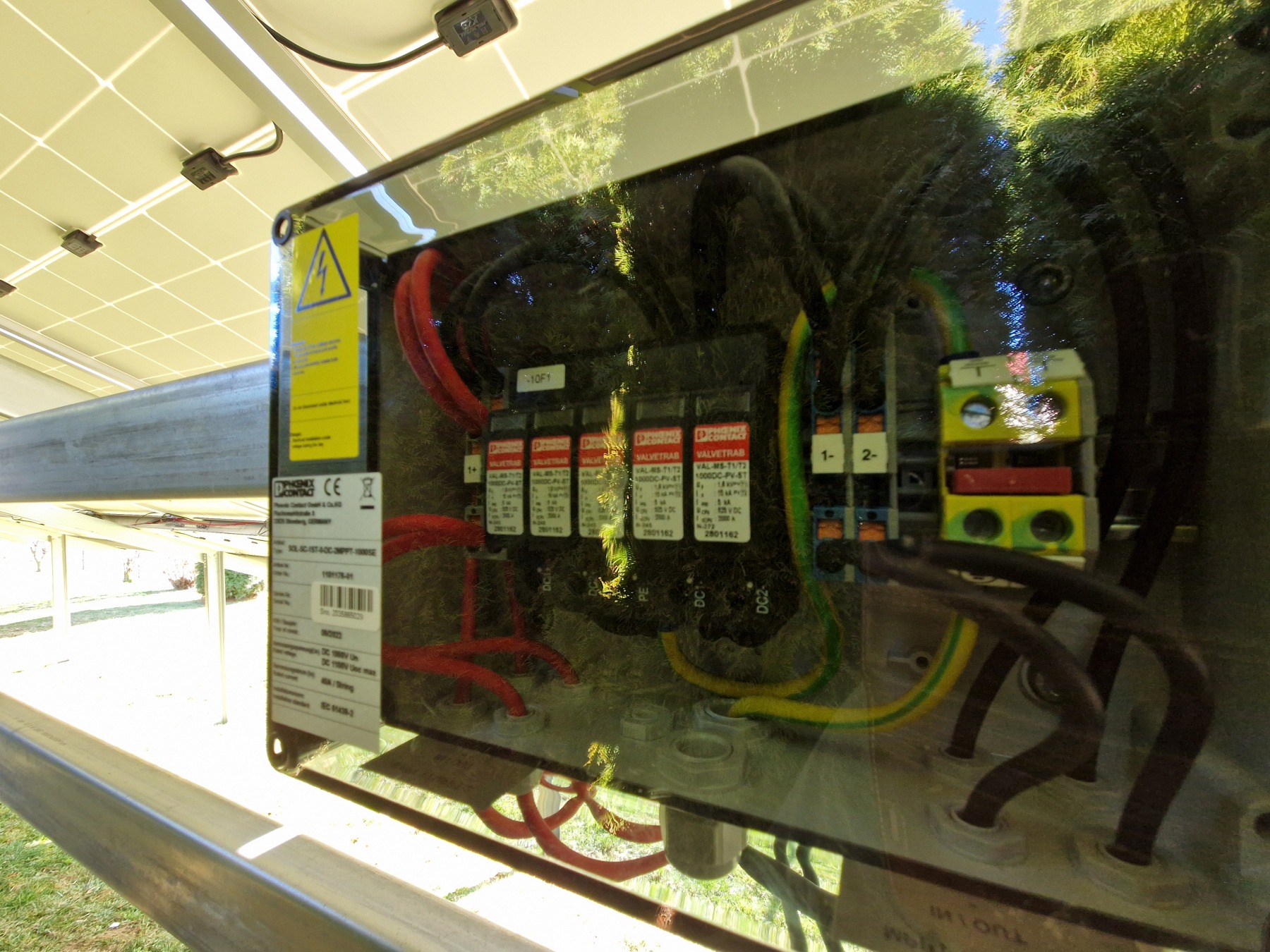 Zabezpieczenia przepięciowe w skrzynce przyłączeniowej instalacji fotowoltaicznej, widoczne kable i moduły VALVETRAB firmy Phoenix Contact.