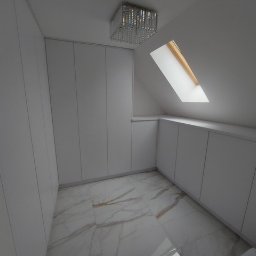 DM Invest Damian Zaremba - Białe szafy wnękowe pod skosem dachu, marmurowa podłoga z złotymi żyłami, oświetlenie sufitowe w stylu glamour i okno dachowe