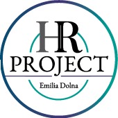 Okrągłe logo 'HR PROJECT' z imieniem i nazwiskiem Emilia Dolna, w odcieniach szarości i turkusu, na białym tle.