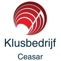 Logo firmy remontowej z czerwonym symbolem graficznym przypominającym słońce i niebieskim napisem 'Klusbedrijf Ceasar' na białym tle.