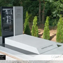 Jasnoszary nagrobek rodzinny z grafiką kobiety i dziecka, otoczony tujami na tle drzew, z napisem 'Grób Rodziny'. Kamieniarstwo Poznań, unikalny projekt.
