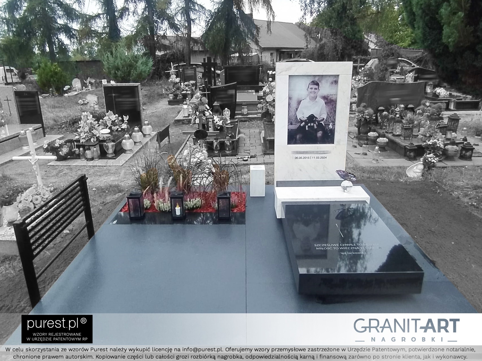 Czarny nagrobek z portretem dziecka w białej ramie, otoczony lampionami i kwiatami na cmentarzu. W tle inne groby i drzewa. Widoczne logo firmy kamieniarskiej.