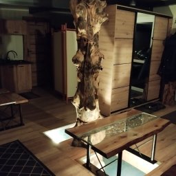 Mark-Art-Rem Marek Piwoński - Nowoczesne wnętrze z drewnianym słupem i podświetlaną podłogą. Stół z blatem z żywicy epoksydowej. Szafa przesuwna z lustrem w tle. Unikalny design.